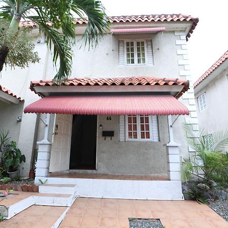 Cozy 2 Bedroom Townhouse In Gated Community, Kgn8 Newly Installed Solar Hot Water System كينغستون المظهر الخارجي الصورة