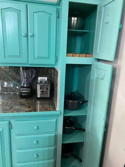 Cozy 2 Bedroom Townhouse In Gated Community, Kgn8 Newly Installed Solar Hot Water System كينغستون المظهر الخارجي الصورة