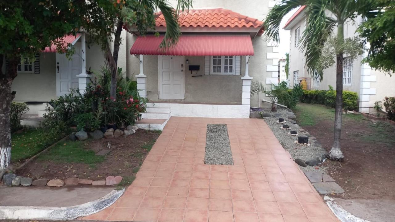 Cozy 2 Bedroom Townhouse In Gated Community, Kgn8 Newly Installed Solar Hot Water System كينغستون المظهر الخارجي الصورة