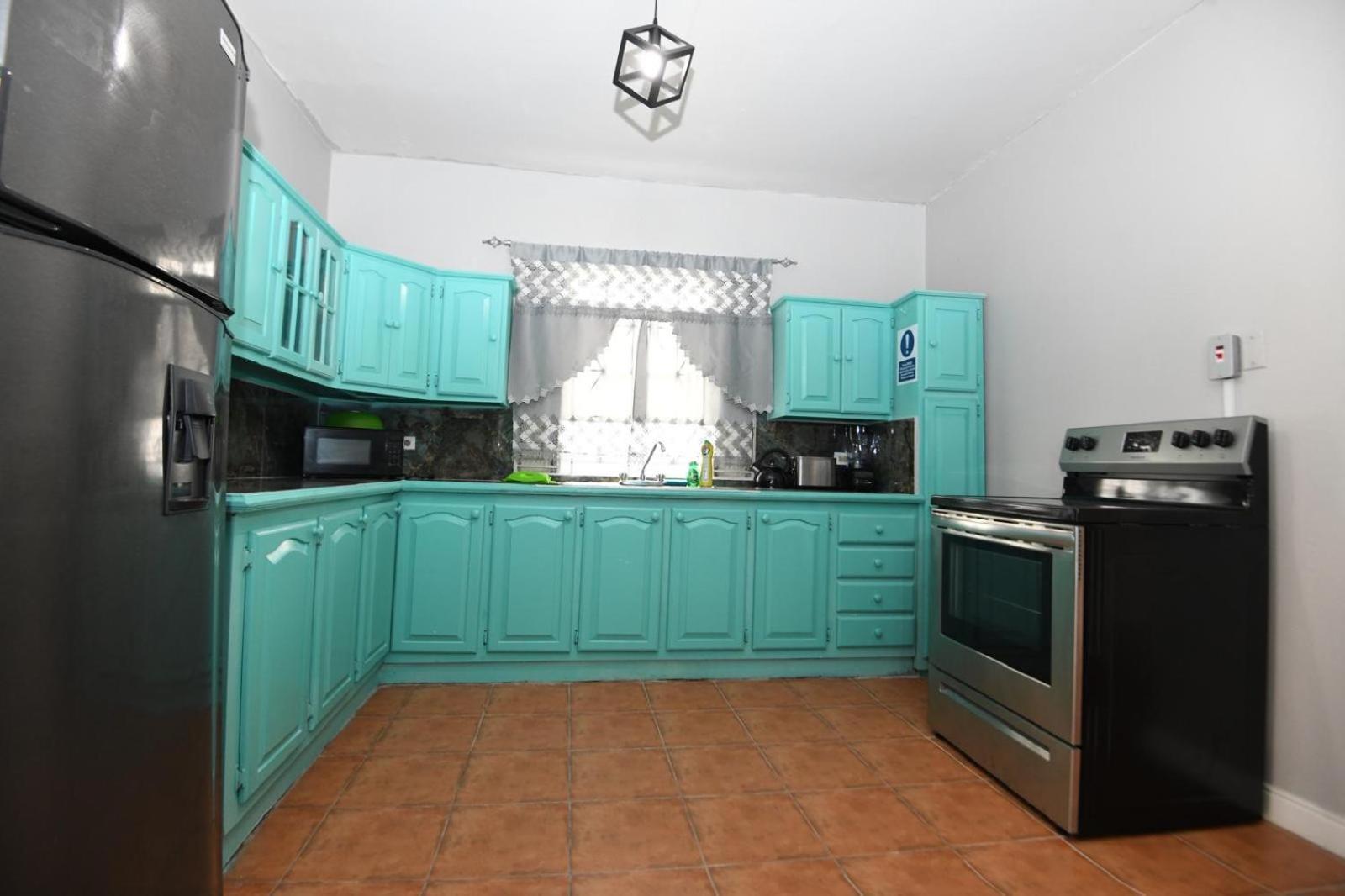 Cozy 2 Bedroom Townhouse In Gated Community, Kgn8 Newly Installed Solar Hot Water System كينغستون المظهر الخارجي الصورة